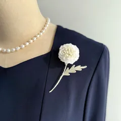ホワイトマリーゴールド❤︎ 布花ブローチ　一点物　フォーマルコーデ　卒園式　卒業式　入園式　入学式　母の日　コサージュ　オケージョン　北欧風　ナチュラル　小ぶり　シンプル　大人　子供
