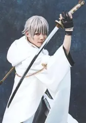 【中古】生写真(男性) 健人(鶴丸国永)/上半身・衣装白・右向き・右手刀・背景グレー・キャラクターショット/舞台「『刀剣乱舞』 義伝 暁の独眼竜」個人セットブロマイド