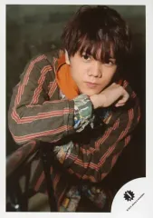 【中古】生写真(ジャニーズ) 7 MEN 侍/佐々木大光/上半身・衣装黒・赤・両手曲げ・手すり・口閉じ/「Johnnys’ ISLAND」グッズオフショット/公式生写真