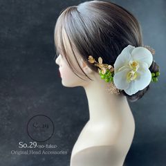 胡蝶蘭とグリーンベリーの髪飾り|結婚式 成人式 卒業式 前撮り 白無垢 色打掛 和装 ヘッドドレス ヘアアクセ №177のサムネイル