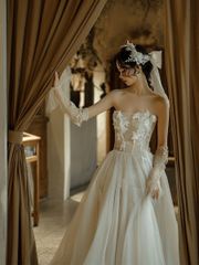 レース演出服（えんしゅつふく）/宴会（えんかい）/舞踏会（ぶとうかい）用ミルクホワイトウェディングドレス03.17 【成人向】大人気！花嫁（はなよめ）様ラッフルネック