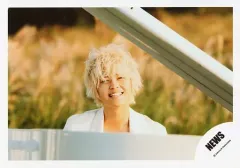 【中古】生写真(ジャニーズ) NEWS/手越祐也/横型・バストアップ・衣装白・笑顔・ピアノ・野外/「NEWS LIVE TOUR 2015 WHITE」DVD特典映像撮影/公式生写真