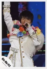 【中古】生写真(ジャニーズ) Kis-My-Ft2/玉森裕太/ライブフォト・腰上・衣装白花付き・右手上げ・左手マイク・背景黒青/公式生写真