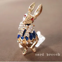 不思議の国のうさぎさんブローチ　レトロ かわいい カジュアル 動物 アンティーク調 新品未使用 ヴィンテージ調 生き物 アニマル ゴールド 男女兼用 メンズ NerD