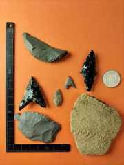 石器セット (出土品)石ナイフ、石匙、石槍２、石鏃２、プラス土器片