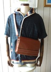 【ピッグレザー（豚革）】フラップ式のシンプルショルダーバッグ