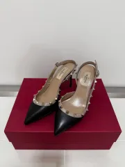 2025年最新】VALENTINO スニーカーの人気アイテム - メルカリ