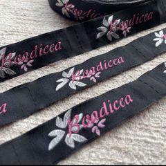 刺繍タグ　10枚セット　お花柄　ピンク文字