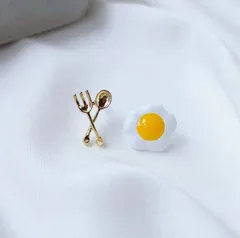 エッグ ピアス ゴールド 小ぶり 小 スプーン フォーク アシンメトリー 卵 食器 食べ物 贈りもの 贈り物 お揃い 新品