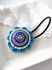 ロゼット風❀ビーズ刺繍とかぎ針編みのヘアゴム【ブルー】