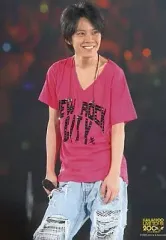 【中古】生写真(ジャニーズ) 関ジャニ∞/渋谷すばる/ライブフォト・膝上・シャツ赤・右手マイク・目線右/KANJANI∞ LIVE TOUR 2008 ∞だよ!全員集合 夏だ!ツアーだ!!ワッハッハー!!! オリジナルフォトセット