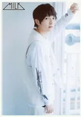 【中古】生写真(男性) M!LK/吉田仁人/膝上・衣装白・右手上げ・窓・体右向き/「M!LK LIVE TOUR 2019 ”Summer Re：fresh” ～かすかに、君だった。～」生写真セット-12杯目-