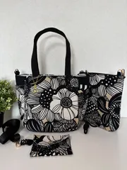 【裁縫ストア・ボヌール】大人かわいい　北欧風　大柄のアートフラワー柄  ベージュ　丸底トートバッグ　サイドポケット付き　サコッシュ　ミニポーチ　ショルダーバッグ　ショルダーストラップ付き  ハンドメイド/ №500-398