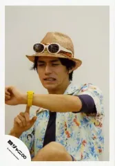 【中古】生写真(ジャニーズ) 関ジャニ∞/錦戸亮/上半身・花柄シャツ・左手腕時計・麦わら帽子/公式生写真