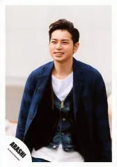 【中古】生写真(ジャニーズ) 嵐/松本潤/上半身・衣装青白・ネックレス・目線左上/「青空の下、キミのとなり」PV＆ジャケ/公式生写真