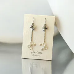 ワイヤーリボンのチェーンピアス／イヤリング （シルバーブルー）　　　【ウェディング・七五三に！】