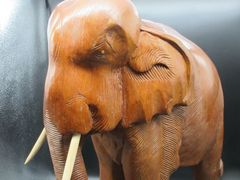木製象の彫刻 約20cm x 30cm ケニア　ケニヤ　木彫り 木製象の彫刻 約20cm x 30cm ケニア ケニヤ 木彫り - メルカリ