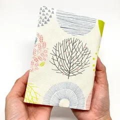 ハンドメイド＊リバーシブル 布ブックカバー 文庫本サイズ（北欧テキスタイル×冬のアニマル柄／2way仕様）B030