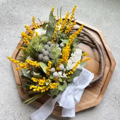 ドライフラワーリース　ミモザ　ミモザリース　ユーカリ　春　春リース　プレゼント　贈り物　ウェディング　結婚祝い　卒業祝い　退職祝い　還暦祝い　出産祝い　新築祝い　インテリア　可愛い　個性的　スターチス  ブルニア　ポポラスベリー
