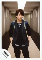 【中古】生写真(ジャニーズ) 嵐/櫻井翔/膝上・衣装黒・青緑ベージュ・両手ポケット・顔右向き/「復活LOVE」PV＆ジャケ写撮影オフショット/公式生写真