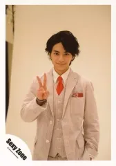 【中古】生写真(ジャニーズ) Sexy Zone/佐藤勝利/膝上・衣装白・グレー・赤・右手ピース・口閉じ・背景白/Summer Paradise in TDC パンフ＆グッズ/公式生写真