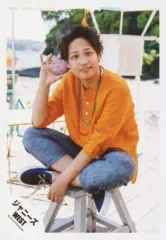 【中古】生写真(ジャニーズ) ジャニーズWEST/桐山照史/全身・座り・胡坐・衣装黄・ネックレス・体左向き・右手貝殻・背景野外/『人生は素晴らしい』PV＆ジャケ写撮影/公式生写真