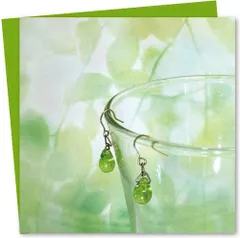 グリーン緑色ドロップ型チェコビーズ金色フックピアス　GN1606G