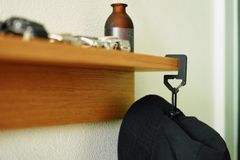 ハングオンカラビナ｜机に掛けられる！PLAカーボン製フック付きカラビナ 帽子 バッグ用