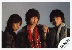 【中古】生写真(ジャニーズ) Kis-My-Ft2/玉森裕太・藤ヶ谷太輔・北山宏光/横型・上半身・衣装茶赤・藤ヶ谷右手肩・目線右・背景グレー/公式生写真