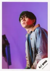 【中古】生写真(ジャニーズ) Aぇ! group/末澤誠也/上半身・衣装青.グレー.茶色・両手下・左向き・背景紫/「Aぇ! group Zepp LIVE 2020 STARTING NOW 413」グッズオフショット/公式生写真