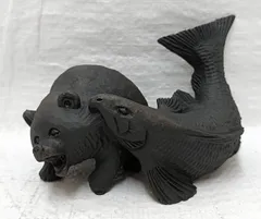 昭和24年製作、熊の木彫り背負い鮭。【北海道　登別温泉】【鼻欠け】。 昭和24年製作、熊の木彫り背負い鮭。【北海道 登別温泉】【鼻