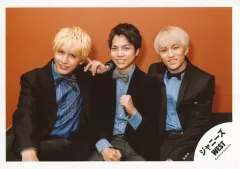 【中古】生写真(ジャニーズ) ジャニーズWEST/藤井流星・重岡大毅・神山智洋/横型・膝上・座り・衣装黒.青・背景オレンジ/16冬 X’mas コンサートグッズ撮影/公式生写真