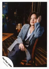 【中古】生写真(ジャニーズ) Hey! Say! JUMP/岡本圭人/膝上・座り・衣装グレー茶白・右手右膝・左手頭・椅子寄りかかり/「OVER THE TOP」PV＆ジャケ写撮影/公式生写真