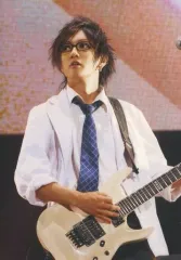 【中古】生写真(男性) ゴールデンボンバー/喜矢武豊/上半身・衣装白・ネクタイ青・ギター・眼鏡/30th/喜矢武豊バースデーメモリアルフォトアルバム2015