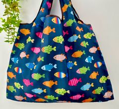カラフル魚柄　トートバッグ ネイビー　折りたたみ　エコバッグ　大容量　コンパクト