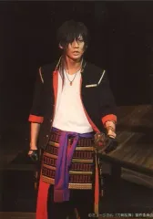 【中古】生写真(男性) 牧島輝(大倶利伽羅)/ライブフォト・膝上・1部衣裳・目線右・左手上げ・キャラクターショット/「ミュージカル『刀剣乱舞』 ～三百年の子守唄～」ローソンプリント限定舞台ブロマイド