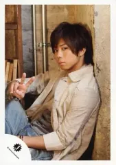 【中古】生写真(ジャニーズ) Kis-My-Ft2/北山宏光/上半身・ベージュ色シャツ・右手ピース・ジーンズ/公式生写真