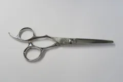 ７インチレフティシザー（左利き用）抜群の安定感でフィット！ 7インチレフティシザー（左利き用）抜群の安定感でフィット