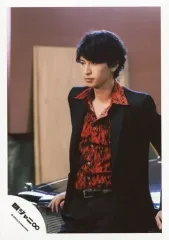 【中古】生写真(ジャニーズ) 関ジャニ∞/大倉忠義/膝上・衣装黒.赤・両手車・左向き/16-17冬 パンフ＆グッズ撮影/公式生写真