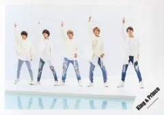 【中古】生写真(ジャニーズ) King ＆ Prince/集合(5人)/横型・全身・衣装白・右手人差し指立て上げ・足広げ・背景白/シングル「君を待ってる」MV＆ジャケ写オフショット/公式生写真
