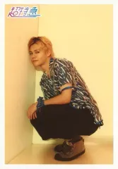 【中古】生写真(男性) 超特急/カイ(小笠原海)/全身・衣装青・黒・しゃがみ・壁寄りかかり・体左向き・背景黄/「超特急 POP UP STORE」GOLDEN EPOCH SPECIAL 生写真 タクヤ PRUDUCE Ver.(渋谷限定)