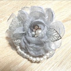 004ハンドメイド コサージュ パール ビーズ　卒業式　卒園式　入学式　入園式　オーガンジー  グレー　結婚式　パーティー　イベント　かわいい