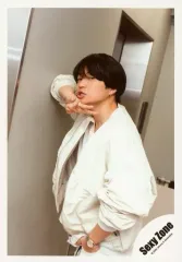 【中古】生写真(ジャニーズ) Sexy Zone/菊池風磨/膝上・衣装白・右手ピース・左手腰・寄りかかり/「Sexy Zone POP×STEP!? TOUR 2020」グッズオフショット/公式生写真