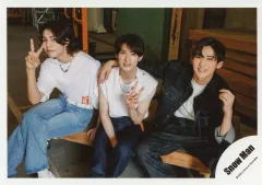 【中古】生写真(ジャニーズ) Snow Man/ラウール・向井康二・目黒蓮/横型・膝上/シングル「オレンジkiss」MV＆ジャケ写オフショット/公式生写真