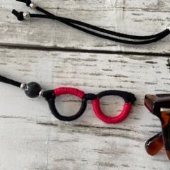 グラスホルダー　首掛けめがねホルダー　メガネ型グラスホルダー　赤×黒　ハンドメイド