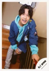 【中古】生写真(ジャニーズ) Aぇ! group/佐野晶哉/全身・衣装青・左手手すり・カメラ目線・階段/「Aぇ! group Zepp LIVE 2020 STARTING NOW 413」グッズオフショット/公式生写真