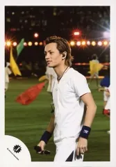 【中古】生写真(ジャニーズ) KAT-TUN/田中聖/膝上・衣装白・リストバンド・右手マイク・体左向き・グランド・ロゴ「J」/公式生写真