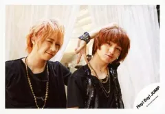 【中古】生写真(ジャニーズ) Hey! Say! JUMP/八乙女光・伊野尾慧/横型・バストアップ・衣装黒・ネックレス・右向き・八乙女右目閉じ・伊野尾左手ピース・背景白/16夏 コンサートパンフ＆グッズ撮影/公式生写真