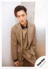 【中古】生写真(ジャニーズ) Snow Man/岩本照/膝上/「SixTONES Snow Man 1st Anniversary」グッズオフショット/公式生写真