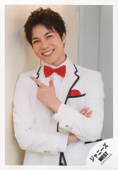【中古】生写真(ジャニーズ) ジャニーズWEST/重岡大毅/上半身・衣装白・蝶ネクタイ・左手親指人差し指立て/アルバム「WESTV!」MV＆ジャケ写オフショット/公式生写真